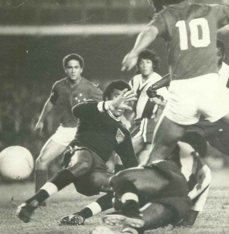 Palhinha (ao fundo) tambm foi artilheiro da Copa Libertadores de 1976, a primeira conquistada pelo Cruzeiro. Ele marcou 13 gols naquela edio histrica.
