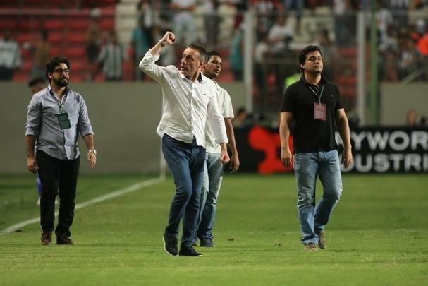 Zagueiro Bruno Rodrigo comemora gol da vitria sobre o Atltico no Horto