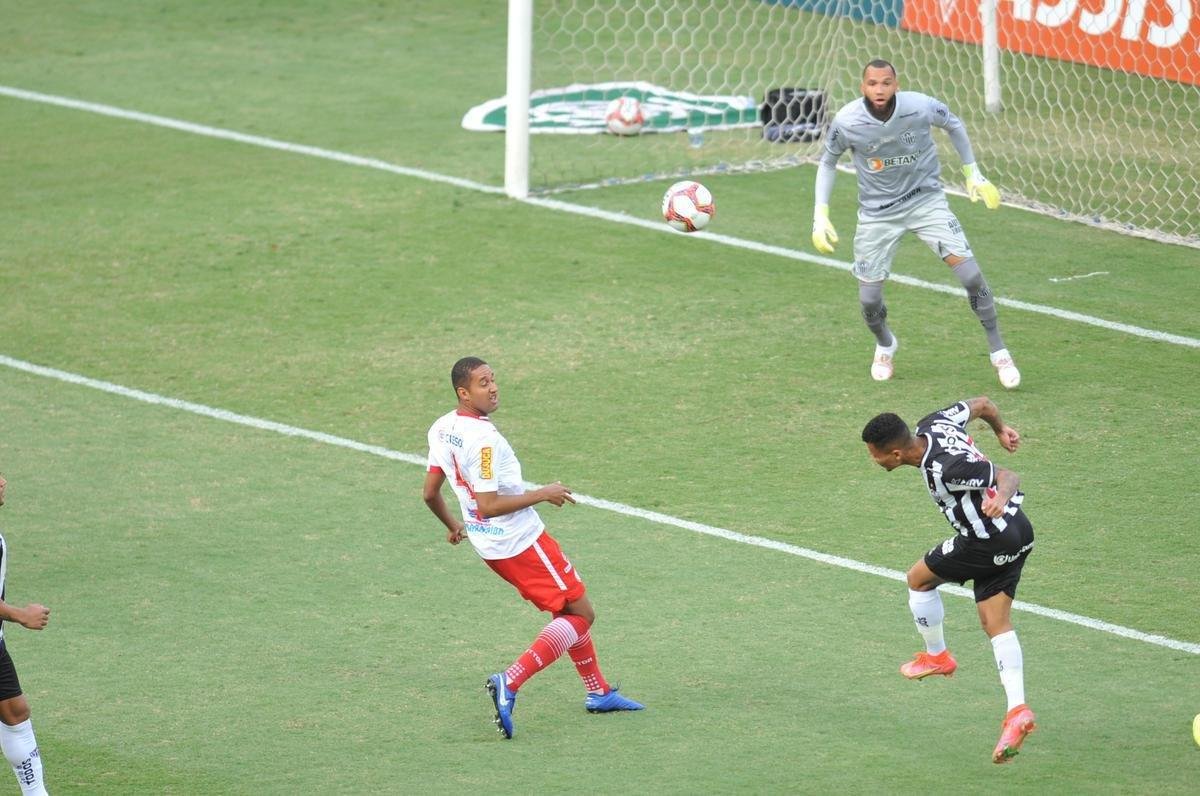 Fotos do jogo de ida da semifinal do Mineiro entre Tombense e Atltico, no Independncia, em Belo Horizonte.