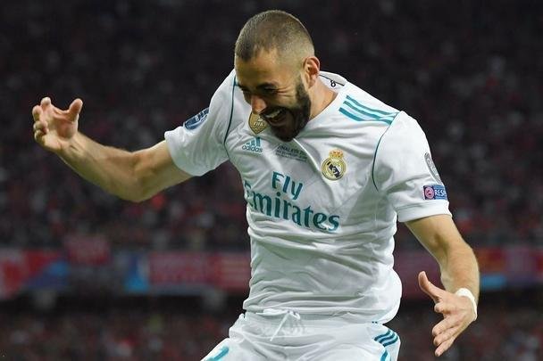 Goleiro Loris Karius, do Liverpool, vacilou na saída de bola, e Benzema, do Real, aproveitou para roubar a bola e abrir o placar na final: 1 a 0