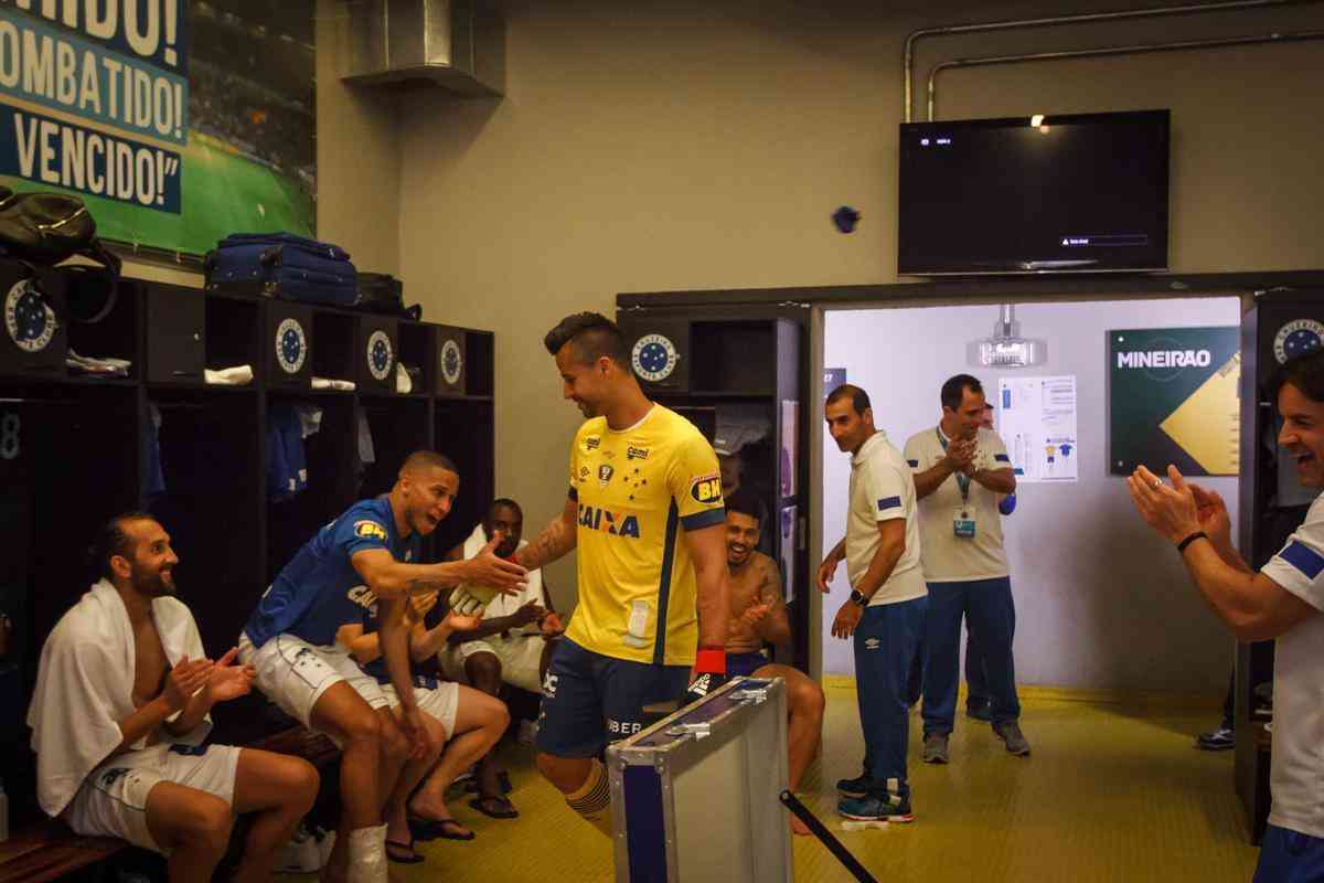 Fotgrafo oficial do Cruzeiro registrou momentos no vestirio do clube aps jogo com o Santos e classificao s semifinais da Copa do Brasil