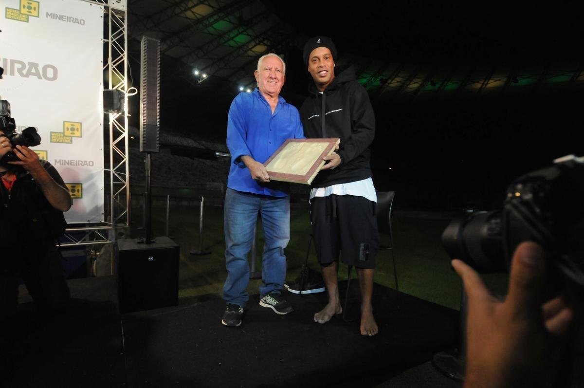 Ronaldinho Gacho lanou nesta tera-feira, no Mineiro, a exposio 'Fragmentos de um gacho', do artista Camaleo; astro ainda entrou para a Calada da Fama do estdio, em Belo Horizonte.