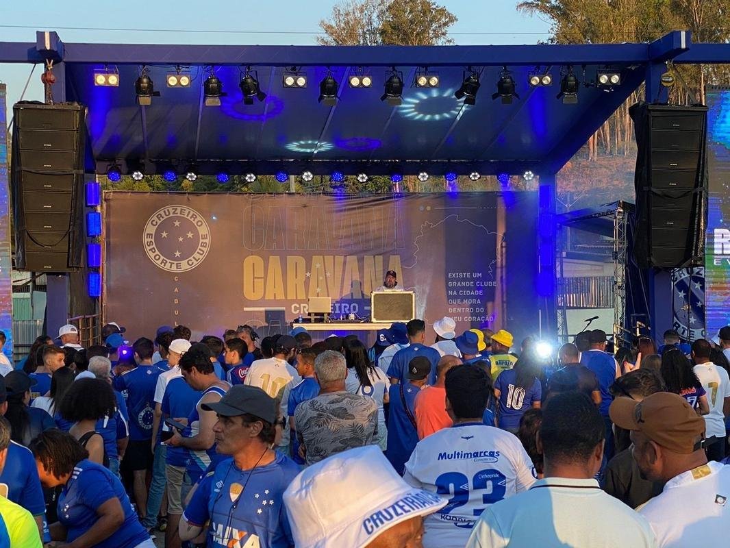 Caravana do Cruzeiro em Conselheiro Lafaiete, com a presena de Ronaldo Fenmeno. Milhares de torcedores cruzeirenses compareceram ao Parque de Exposies Tancredo Neves para prestigiar o evento oficial do clube