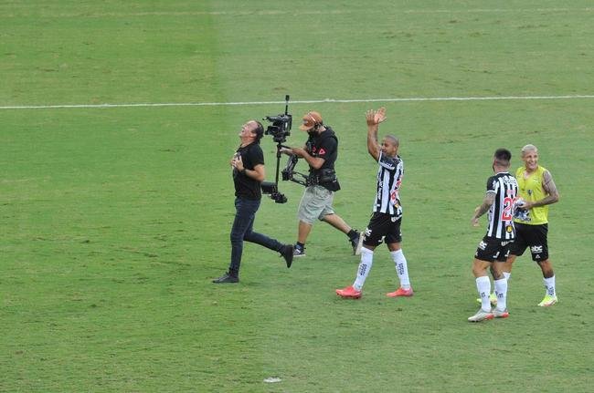 Aps a vitria do Atltico sobre o Fluminense, por 2 a 1, no Mineiro, os jogadores, o tcnico Cuca, a comisso tcnica, o gerente e ex-goleiro Victor e torcedores fizeram muita festa com a proximidade do ttulo brasileiro