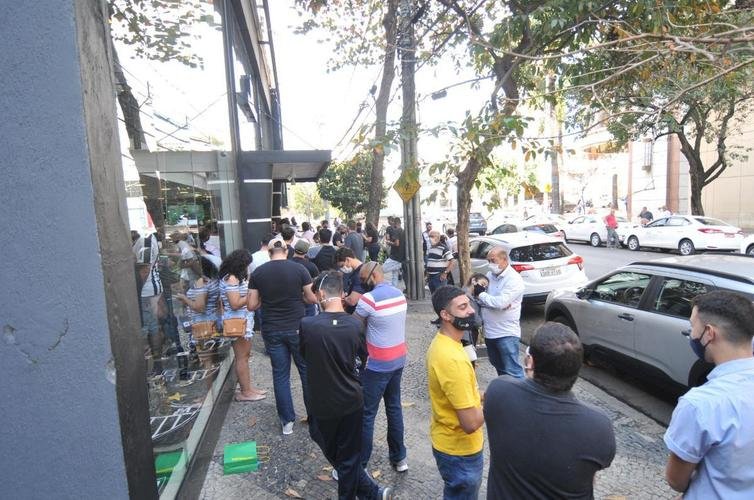 Torcedores do Atlético fazem fila por ingresso para jogo com River Plate