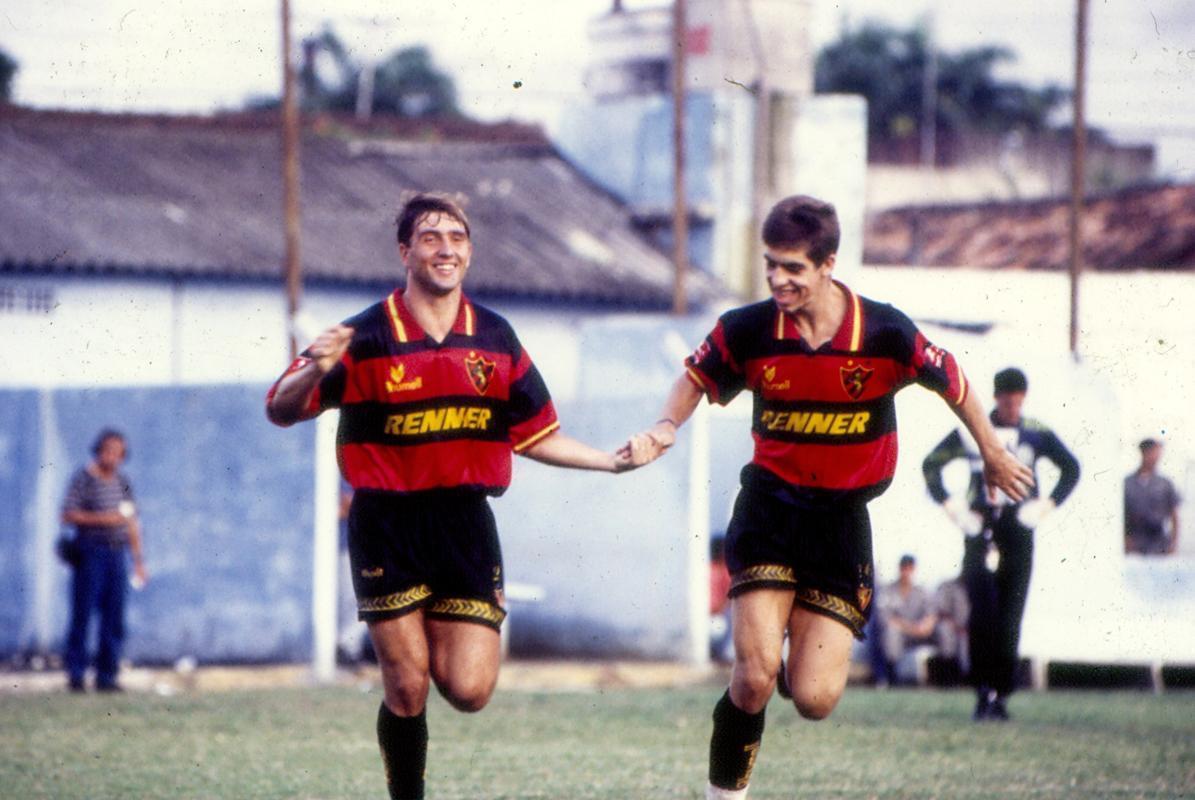 Juninho Pernambucano e Dario vestem a camisa do Sport no começo da parceria com a Rhummel, em 1995.