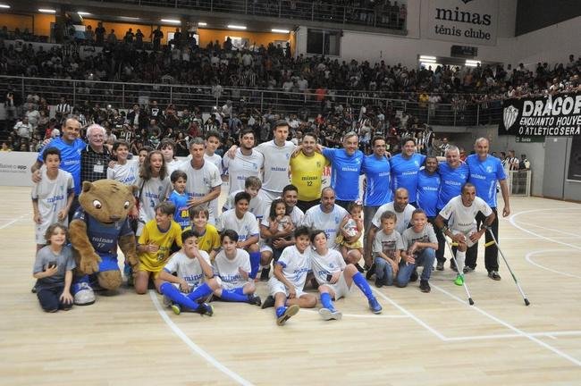 Jogo festivo e solid�rio reuniu craques do futsal mineiro em BH