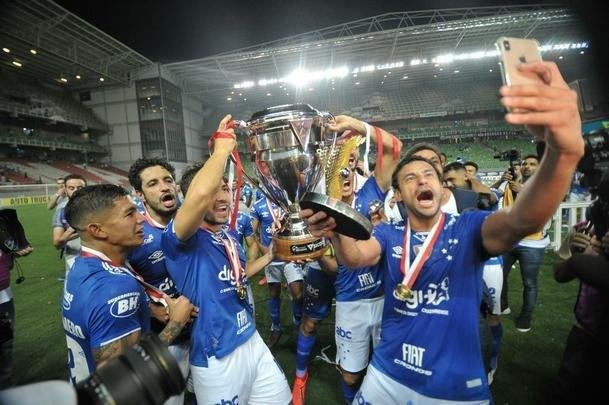 Entrega de medalhas e erguimento da taa: veja a festa do Cruzeiro com o bi do Mineiro