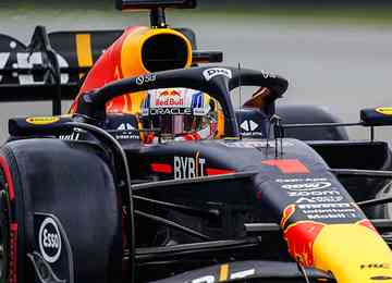 Holandês terminou sessão de treinos à frente de Sainz e Hamilton 