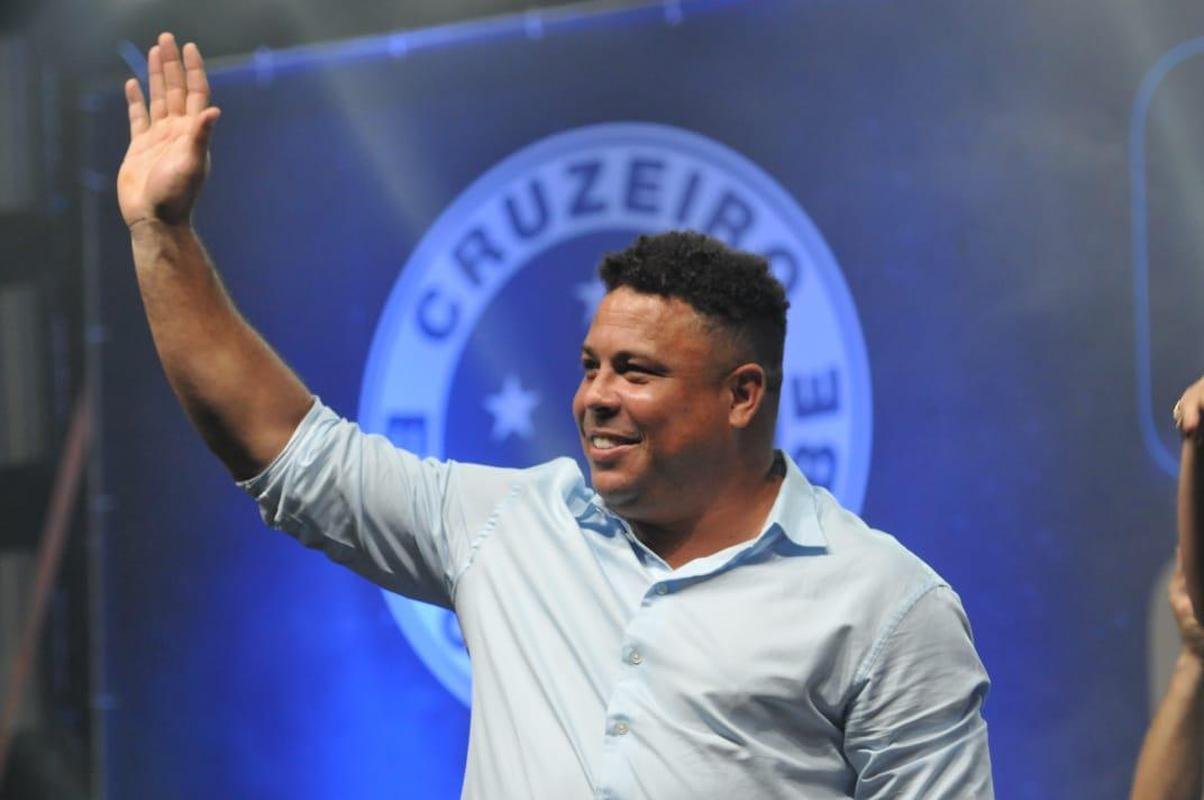 Ronaldo levou cruzeirenses de Conselheiro Lafaiete ao delrio ao participar da Caravana do Cruzeiro nesta quarta-feira (26). Fenmeno esteve acompanhado no palco de Pedro Loureno, patrocinador do clube, e ganhou msica nova produzida pelo rapper Das Quebradas
