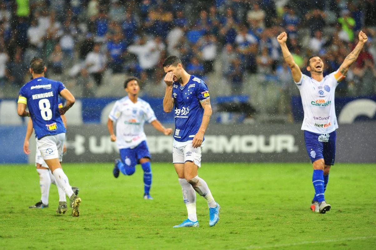 No segundo tempo, Cruzeiro n�o conseguiu a rea��o, levou bola na trave e ainda perdeu um p�nalti com o meia Thiago Neves. Torcida se revoltou e atirou sinalizadores em campo