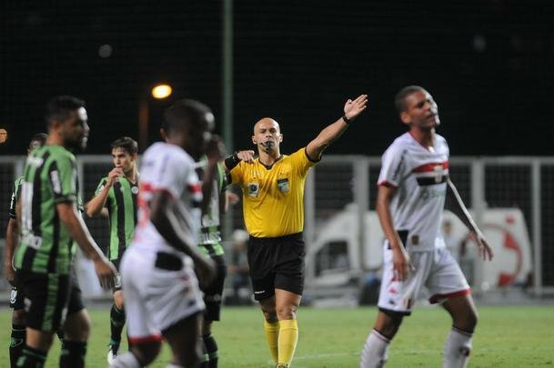 Fotos do primeiro tempo da partida entre Amrica e Botafogo-SP, no Independncia