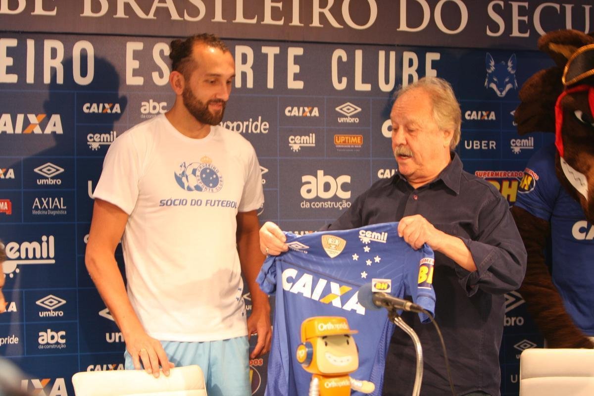 Atacante Barcos, o 'Pirata', vestiu a camisa 28 do Cruzeiro e falou sobre desejo de conquistar muitos ttulos