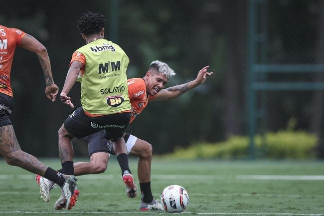 O Atltico realizou, nesta quinta-feira (10), a primeira atividade visando o clssico com o Amrica, vlido pela 5 rodada do Campeonato Mineiro. Com titulares em campo, o time de 'El Turco' Mohamed trabalhou para o confronto que ser disputado s 16h30 do sbado (12), no Estdio Independncia, em Belo Horizonte.