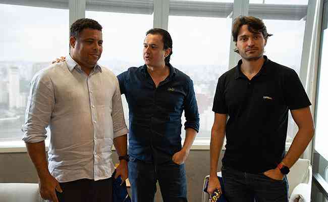 Ronaldo, Sérgio Rodrigues e Pedro Mesquita, da XP, durante evento de assinatura da intenção de compra, em dezembro