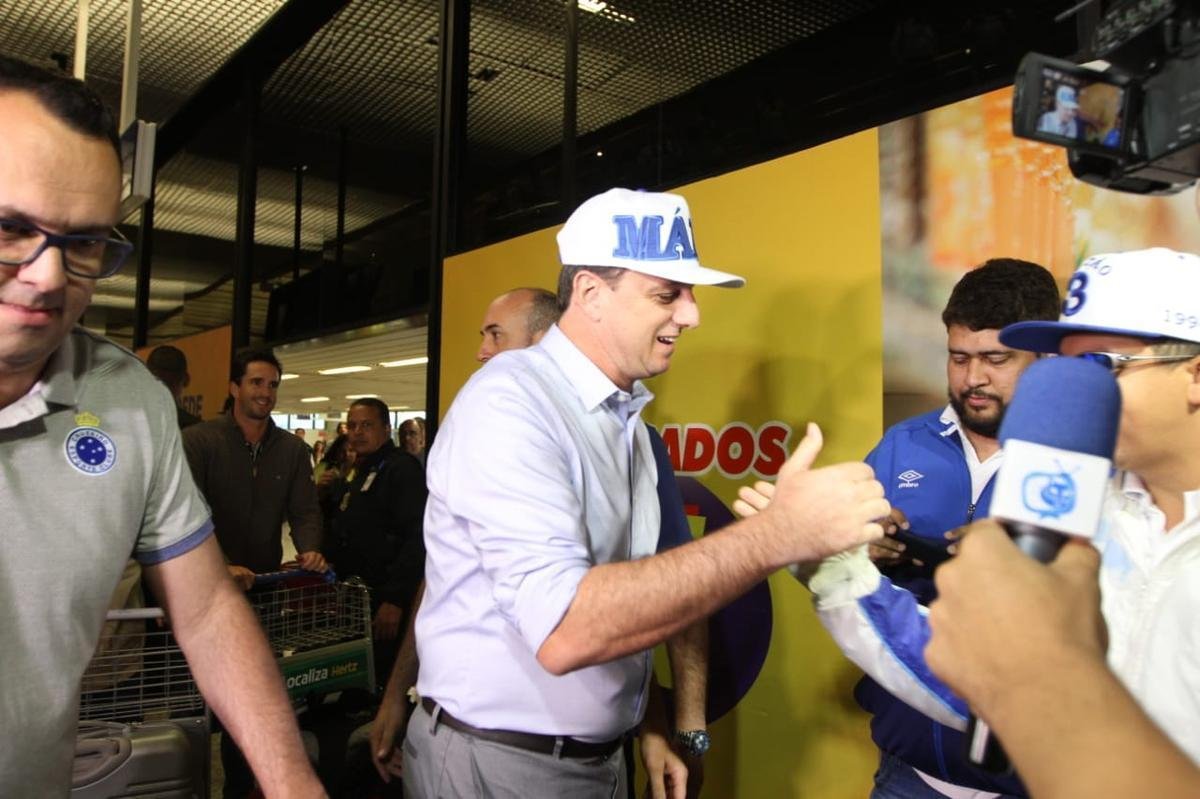 Novo treinador do Cruzeiro, Rogério Ceni desembarcou em Confins na manhã desta terça-feira e recebeu apoio de torcedores