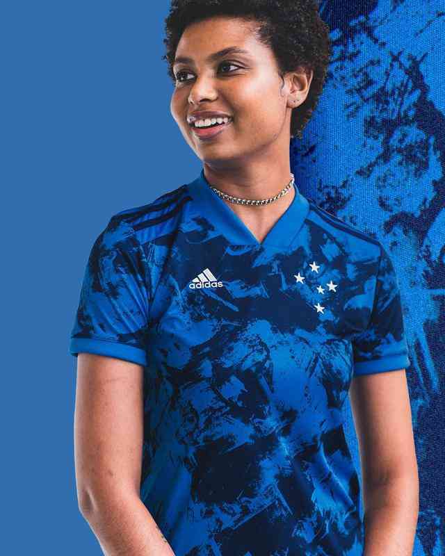 Tnia, torcedora do Cruzeiro, com a nova camisa do time