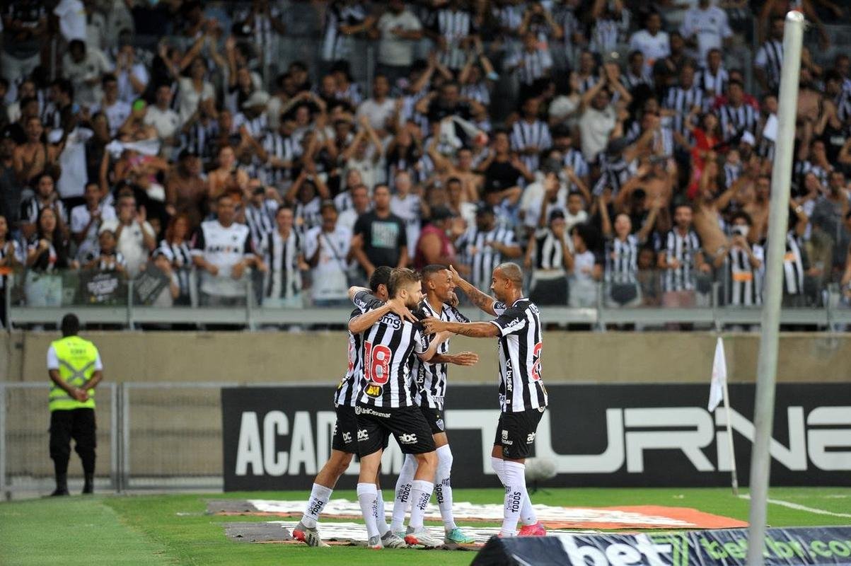 Fotos do terceiro gol do Galo, marcado por Ademir