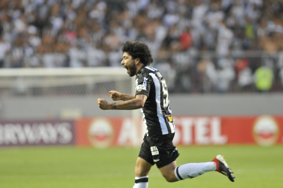 No primeiro tempo, Atltico abriu 3 a 1 no placar, com gols de Luan e Ricardo Oliveira (2)