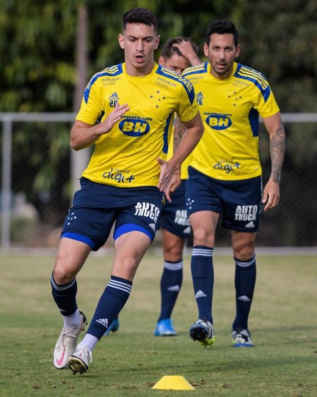 Comisso tcnica de Vanderlei Luxemburgo comandou treino na Toca da Raposa II nesta quarta-feira. Time se prepara para enfrentar o Brusque, s 11h de sbado, no estdio Augusto Bauer, em Santa Catarina, pela 16 rodada da Srie B.
