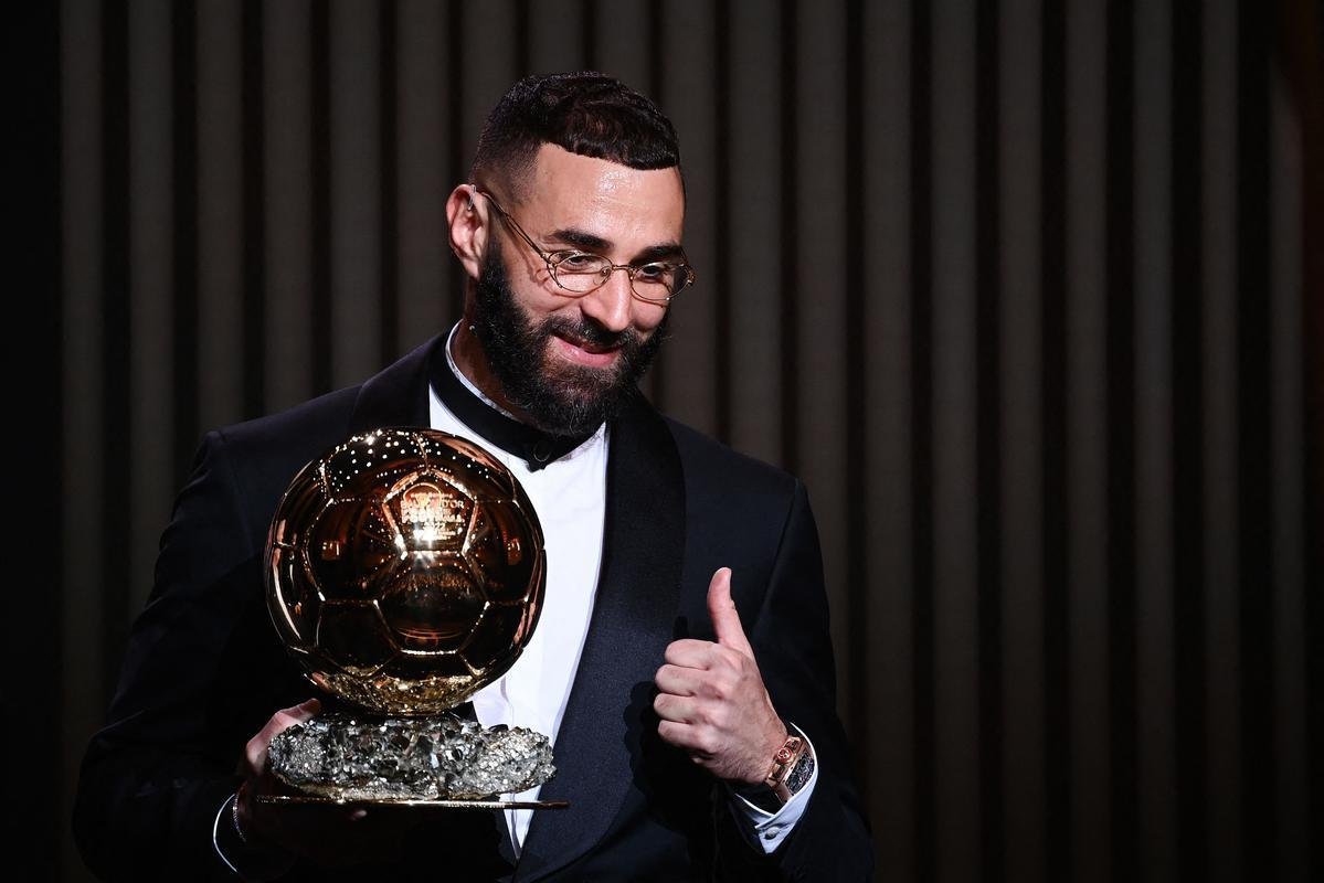 Karim Benzema recebe prmio Bola de Ouro, da Revista France Football, como melhor do mundo na temporada 2021/22. 