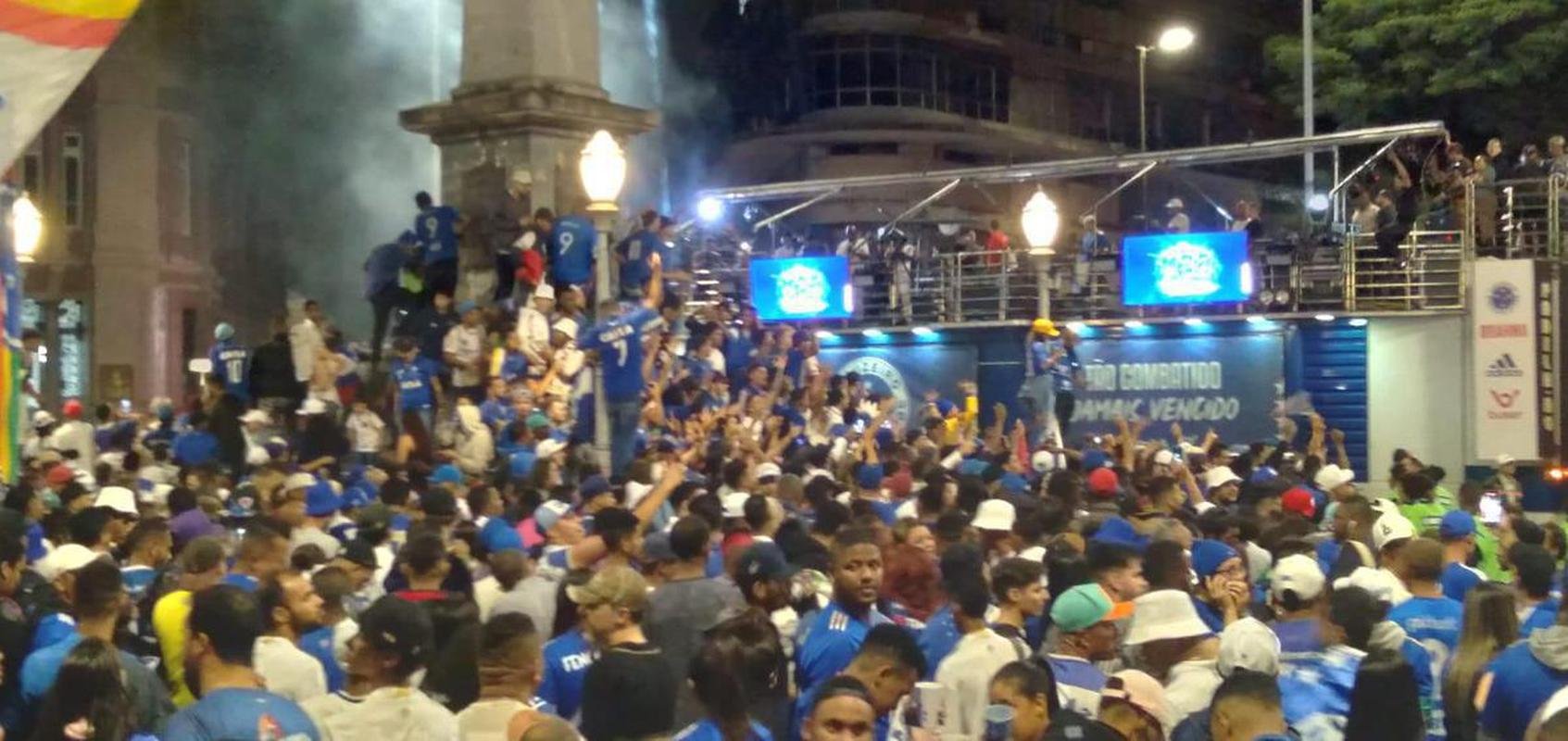 Festa do Cruzeiro na Praa 7 de Setembro, em Belo Horizonte, em comemorao ao acesso  Srie A do Campeonato Brasileiro de 2023