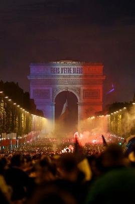 Quando a noite chegou, Paris ficou ainda mais linda: Torre Eiffel foi iluminada com as cores da bandeira francesa e Arco do Triunfo recebeu projeções com rostos dos campeões