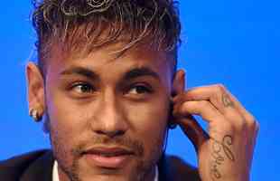 Imagens da apresentao de Neymar como grande reforo do Paris Saint-Germain 