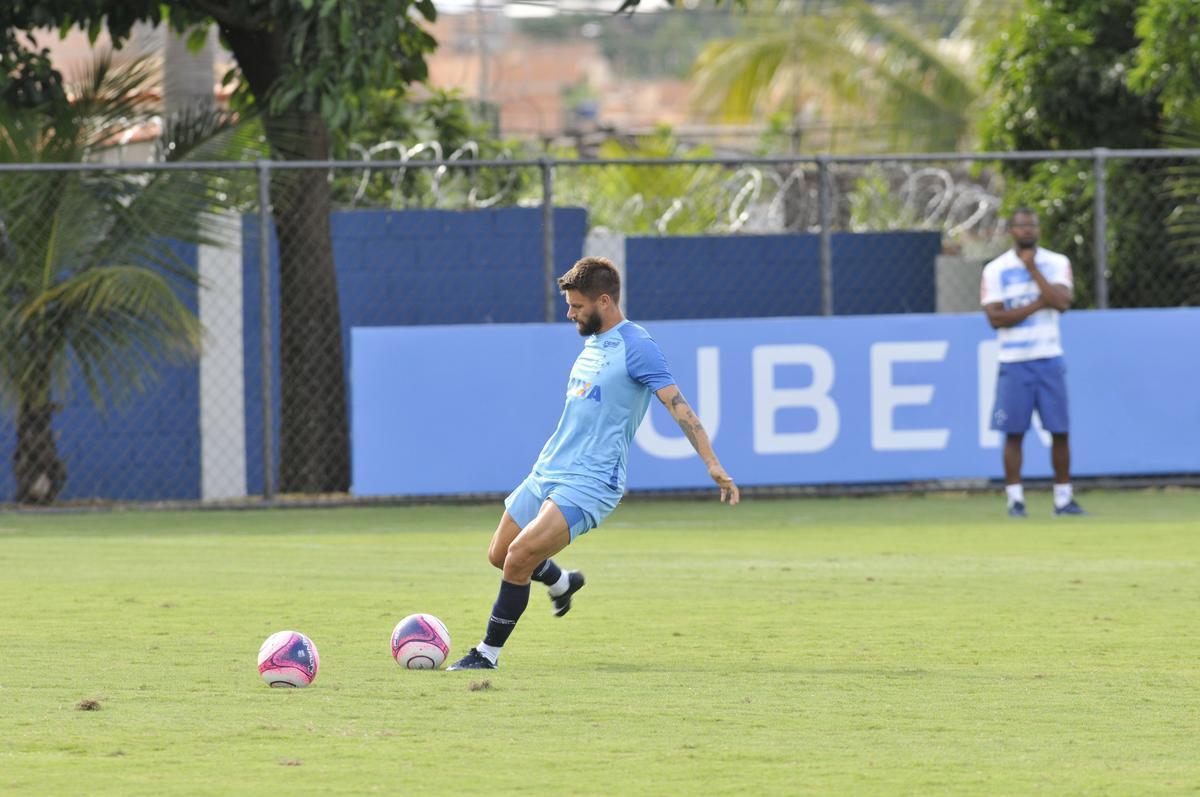 Mano Menezes montou Cruzeiro que deve encarar o Villa Nova no sbado e promoveu trs mudanas em relao ao ltimo jogo: Murilo entrou na vaga de Leo, Egdio no lugar de Marcelo Hermes e Robinho deu lugar a Ariel Cabral