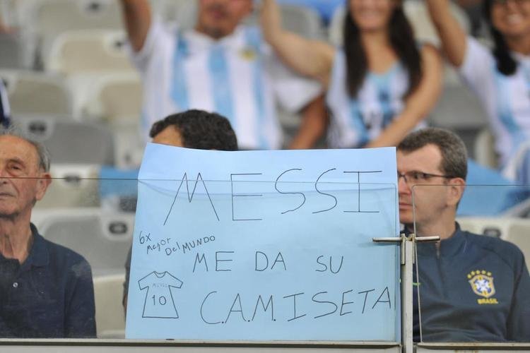 Torcedores na partida entre Argentina e Paraguai, no Mineiro, pela Copa Amrica