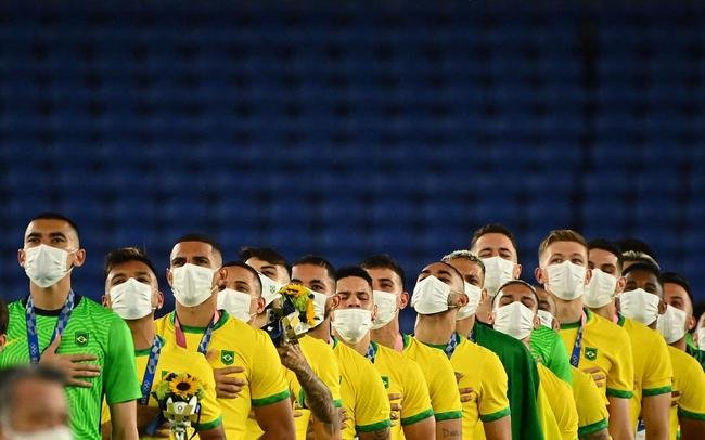 Jogadores da Sele��o Brasileira recebem a medalha de ouro pela conquista ol�mpica no futebol