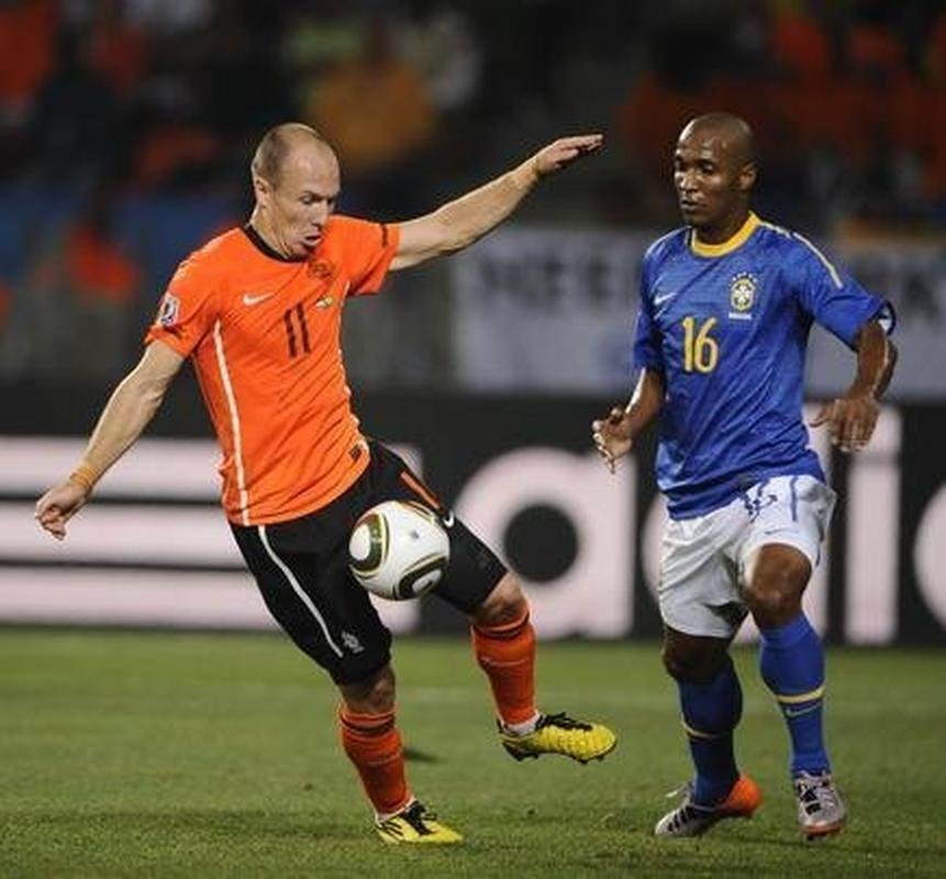 Gilberto disputa bola com Robben, na Copa de 2010