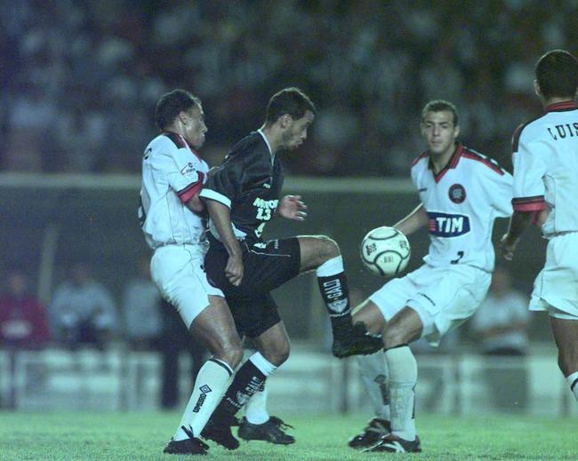 Gato preto invade campo durante Santos e Atlético-MG; veja