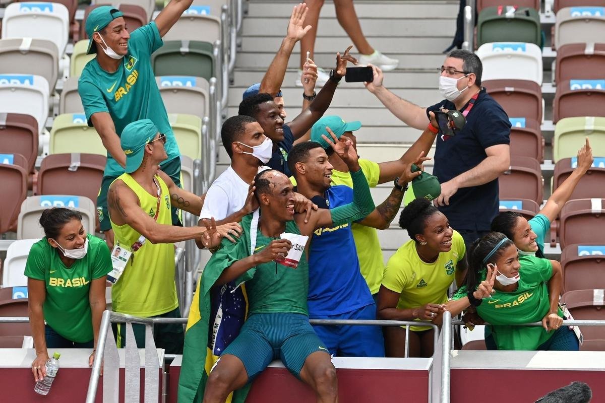 Alisson dos Santos conquistou bronze nos 400m com barreira em Tquio; veja a festa do Piu, o Malvado