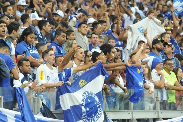 Torcedores do Cruzeiro lotam as arquibancadas do Mineiro para acompanhar a partida vlida pelas quartas de final da Copa do Brasil