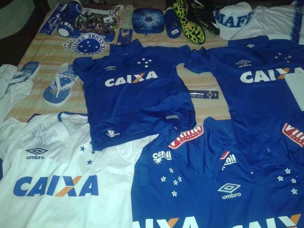 Denner Jonathan exibe os presentes que ganhou nos ltimos dias, em Pitangui e BH