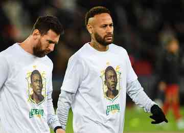 Neymar, Messi, Sérgio Ramos, Donnarumma e outros atletas vestiram camiseta com os dizeres 'Eterno' para homenagear o Rei do futebol 
