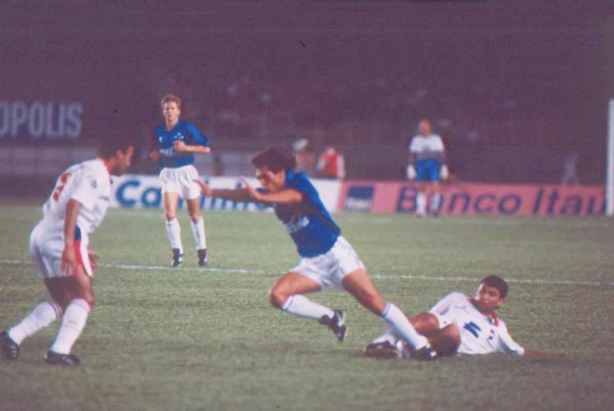 1993 - Supercopa da Libertadores - Cruzeiro foi eliminado nas quartas de final ao ser derrotado pelo Nacional. Imagem da partida diante do Nacional, no Mineiro, no primeiro jogo das quartas de final.