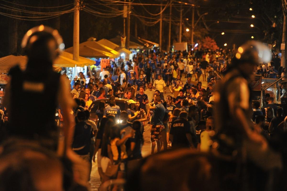 Com lanamento de uniforme e aes voltadas para o Dia Internacional da Mulher, Cruzeiro movimentou esplanada do Mineiro antes de jogo contra a URT (crdito: Juarez Rodrigues/EM D.A Press)