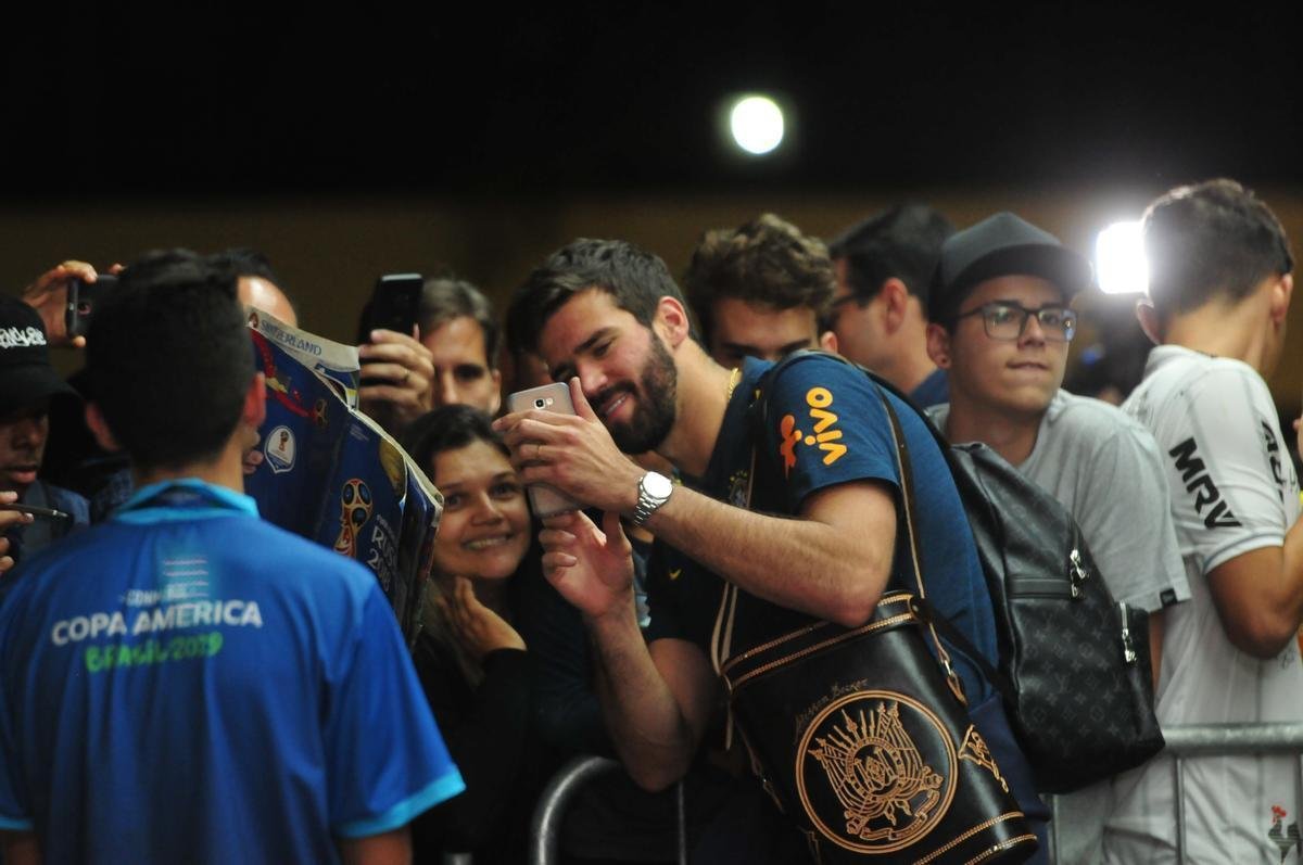 Seleo Brasileira deixou hotel Ouro Minas na noite desta quarta-feira e se despediu de Belo Horizonte, onde venceu a Argentina por 2 a 0 na semifinal da Copa Amrica. Reta final de treinos ser na Granja Comary, em Terespolis. Deciso est marcado para domingo, s 17h, no Maracan