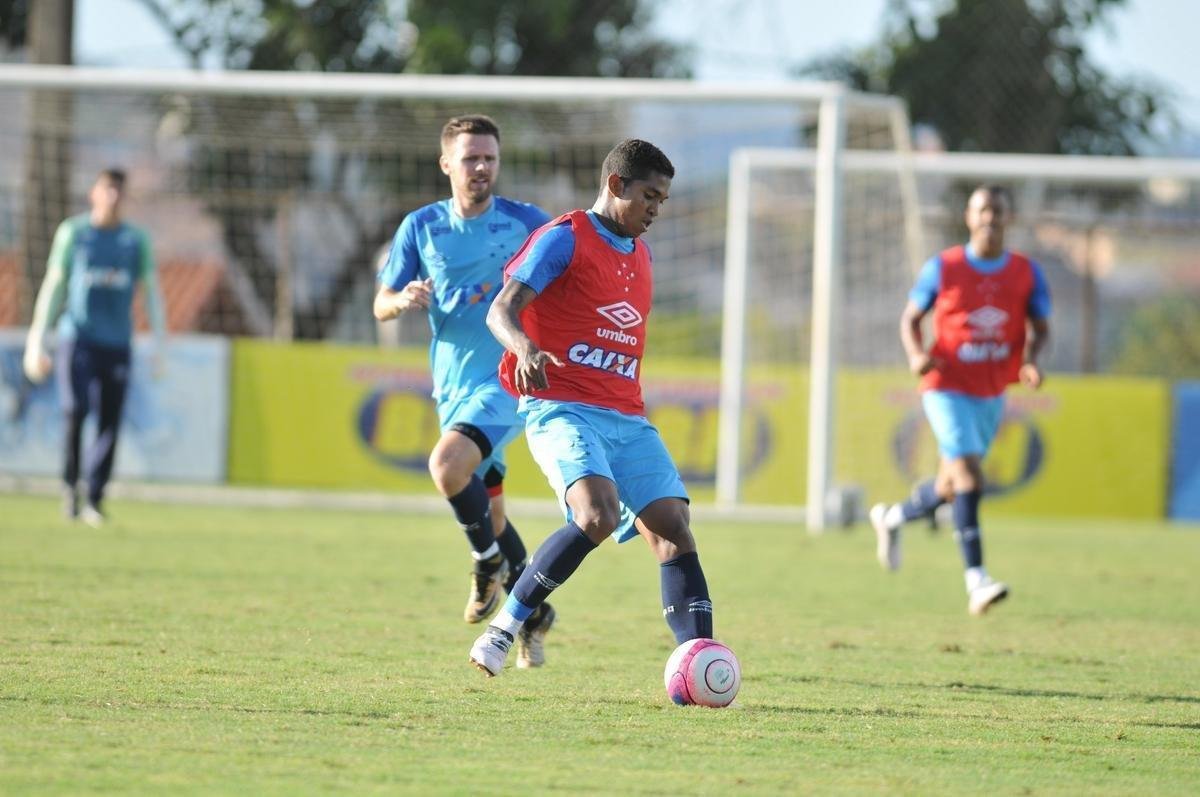 Cruzeiro se reapresentou aps estreia na Copa Libertadores e iniciou sua preparao para o clssico de domingo, s 11h, no Independncia, contra o Atltico, pela nona rodada do Mineiro. As novidades foram as presenas do atacante Sass e do zagueiro Cac, da base. Fred foi vetado devido a um estiramento na panturrilha direita. 