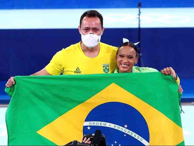 Rebeca Andrade e seu tcnico Francisco Porath Neto comemorando medalha de ouro no salto na ginstica artstica feminina em Tquio