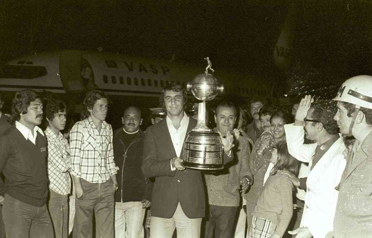O Cruzeiro conquistou a Copa Libertadores de 1976 ao derrotar o River Plate por 3 a 2 em Santiago, no Chile, em 30 de julho. Foi a terceira partida da decisão. No desembarque no Aeroporto da Pampulha, em Belo Horizonte, jogadores celestes foram recebidos com muita festa. Houve ainda desfile de carro aberto pelas ruas da capital mineira.