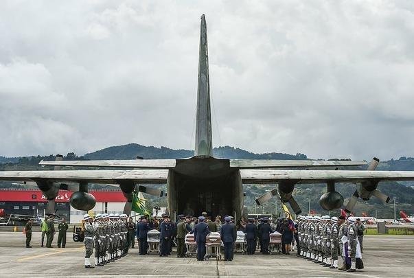 Corpos das vítimas da queda do voo da Chapecoense deixam Medellín rumo a Chapecó. Velório neste sábado, na cidade catarinense, deve reunir mais de cem mil pessoas e mil jornalistas do mundo todo