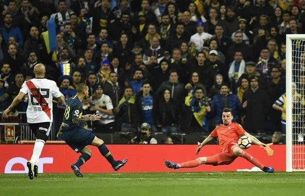Boca Juniors abriu vantagem no primeiro tempo, com gol de Benedetto