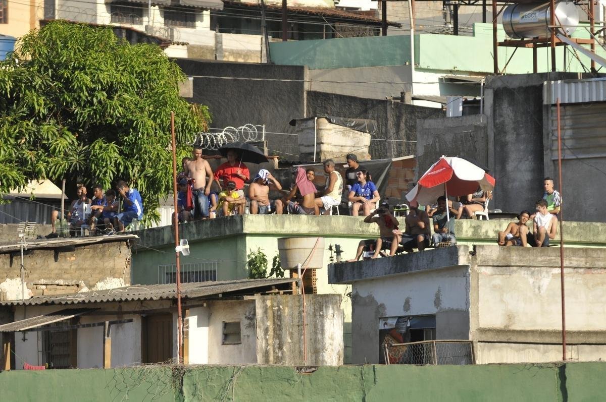 Torcidas de Cruzeiro e Guarani lotaram estdio Fario e casas do entorno, em Divinpolis, para assistir ao duelo de abertura do Campeonato Mineiro 2019