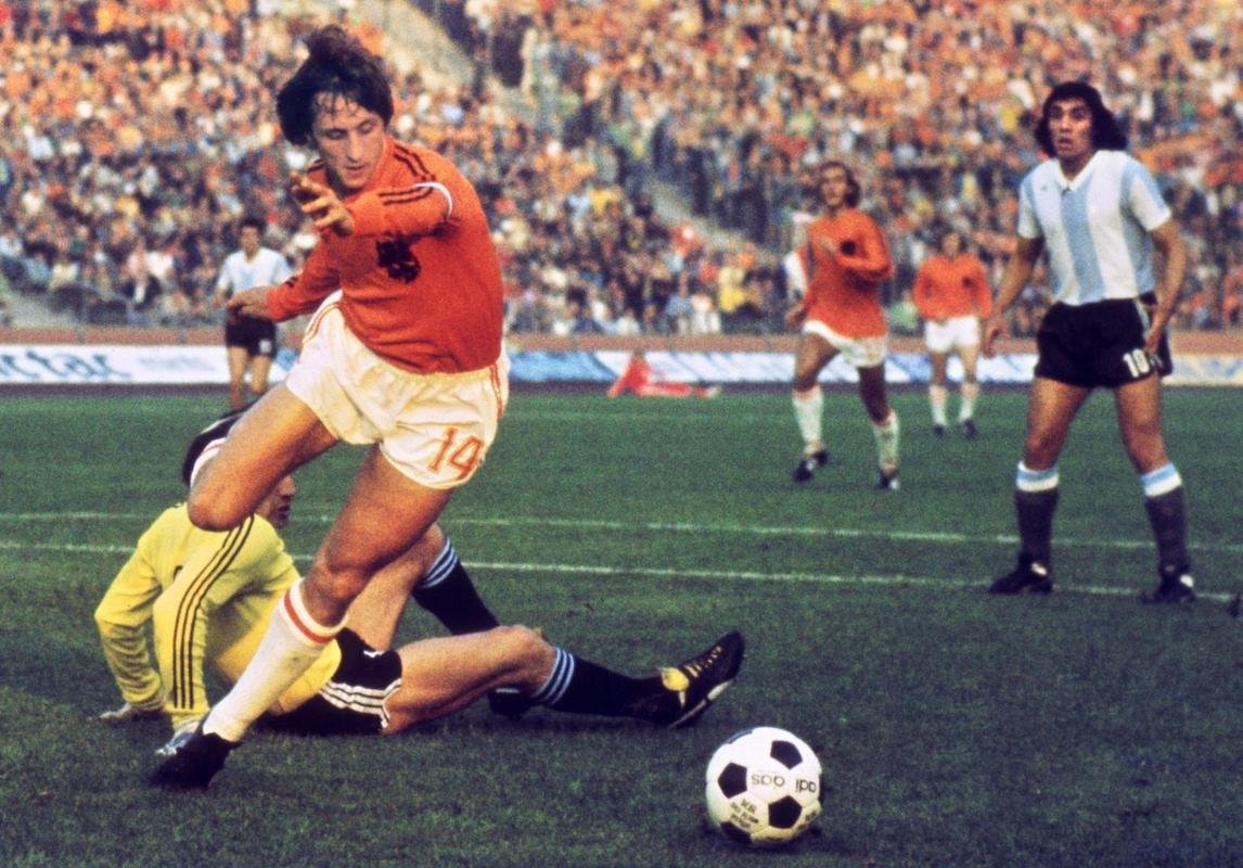 Johan Cruyff (Holanda) - Craque encantou na campanha da Laranja Mecnica na Copa do Mundo de 1974, mas ficou com o vice-campeonato. A Holanda foi batida pela Alemanha na deciso 