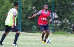 Jesiel - O jovem zagueiro de 23 anos era considerado promissor, mas esteve atrs de destaques como Gabriel e Bremer no elenco atleticano. Foi emprestado ao Bragantino em 2016 e voltou ao Atltico para atuar na equipe B. A direo alvinegra j acertou o emprstimo do defensor para o Mirassol na prxima temporada.