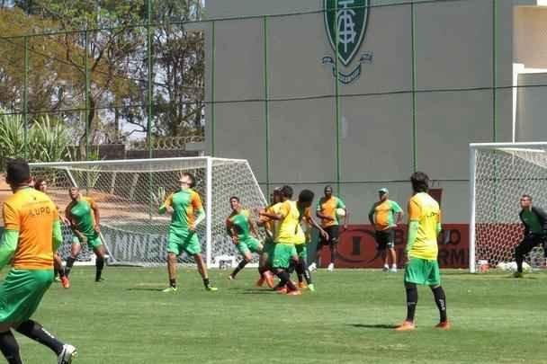 Fotos do treino do Amrica, nesta quarta-feira, no CT Lanna Drumond. Atividade com bola fechou preparao do Coelho para o clssico contra o Cruzeiro, marcado para esta quinta, s 21h, no Independncia, pela 23 rodada do Campeonato Brasileiro