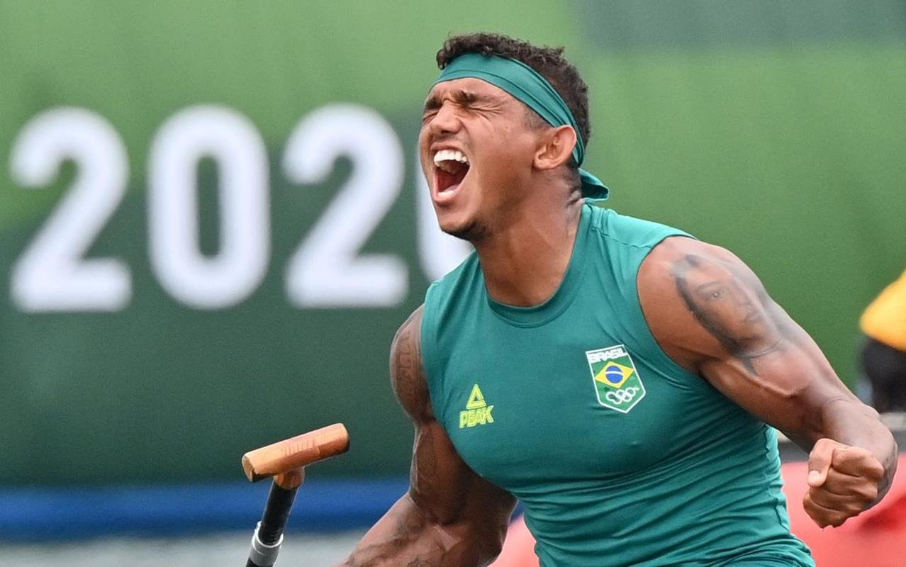 Isaquias Queiroz venceu a final da canoagem sprint C1 1000m com tempo de 4:04.408